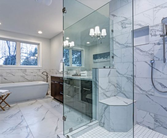 5 raisons pour lesquelles le verre laqué est un choix judicieux pour votre salle de bains