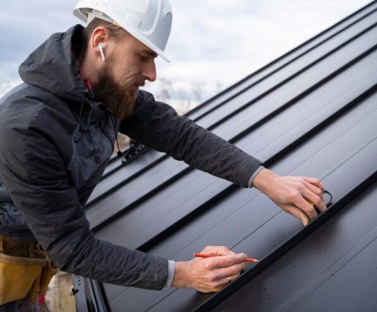 Guide pratique : les étapes pour fixer un closoir de toiture