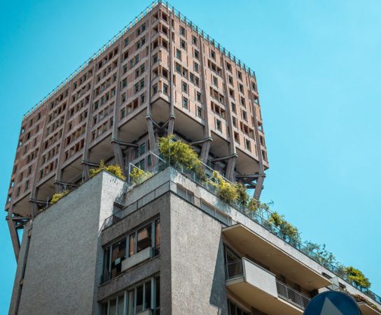 Modernisme mondial : Les caractéristiques clés des bâtiments modernistes à travers les continents