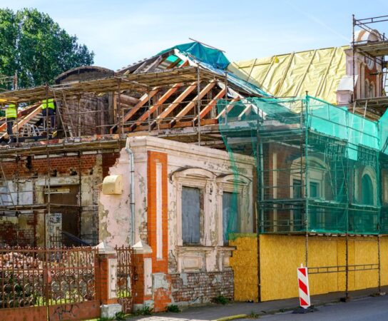 Les techniques de charpente pour les projets de rénovation historique