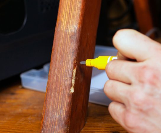 Réparation rapide des éraflures et rayures sur vos meubles en bois