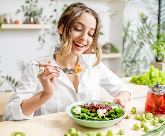 Manger sainement sans sacrifier la qualité : astuces pour des repas nutritifs à moindre coût