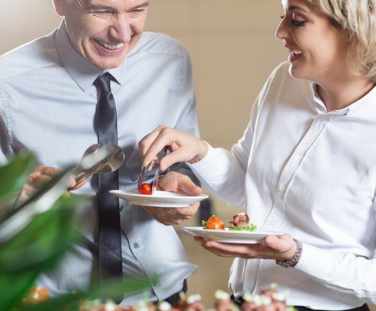Organisation d’un événement : pourquoi faire appel à un traiteur ?