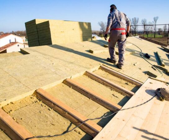 Comment les couvreurs assurent-ils l’isolation thermique des toitures ?