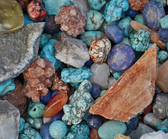 Le finissage des pierres pour les bijoux haut de gamme : exigences et normes de l&rsquo;industrie