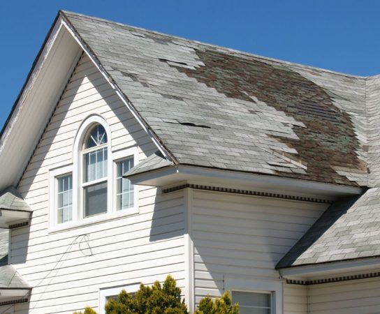 Réparer les dommages de grêle sur une toiture en métal : comment faire ?