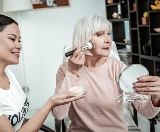 Bien-être et beauté après 60 ans : pourquoi consulter une esthéticienne ?