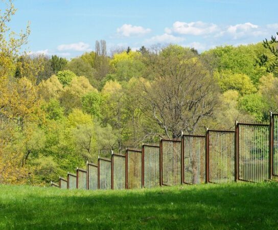 Clôtures pour terrains en pente : conseils pratiques pour réussir l’installation