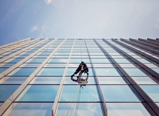5 astuces pour un nettoyage de façade sur corde réussi