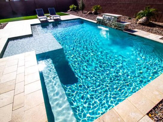 Les tendances 2024 en matière de rénovation de piscine : couleurs, matériaux, aménagements