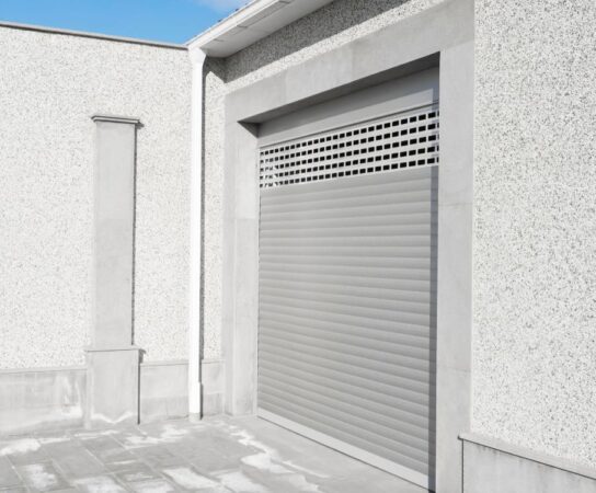 Installer une porte de garage basculante : avantages et inconvénients