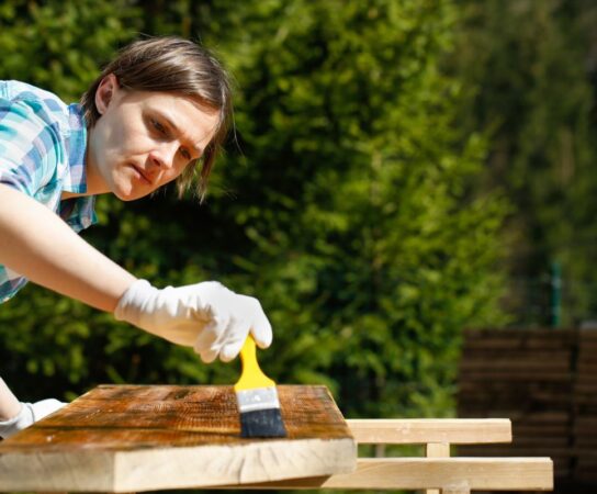 Des astuces simples pour protéger votre mobilier de jardin des rayons UV et de la pluie