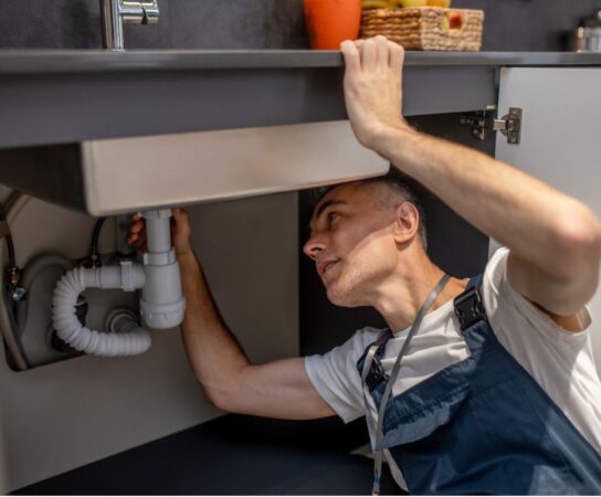 Comment organiser efficacement les trajets pour maximiser le temps de travail des plombiers ?