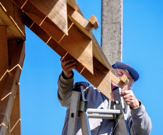 Les rôles et responsabilités des charpentiers sur les chantiers de construction