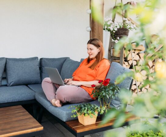 Des solutions pour un salon de jardin confortable : chauffage et couvertures