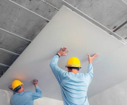 Plafond suspendu : avantages, types et installation pour une rénovation réussie