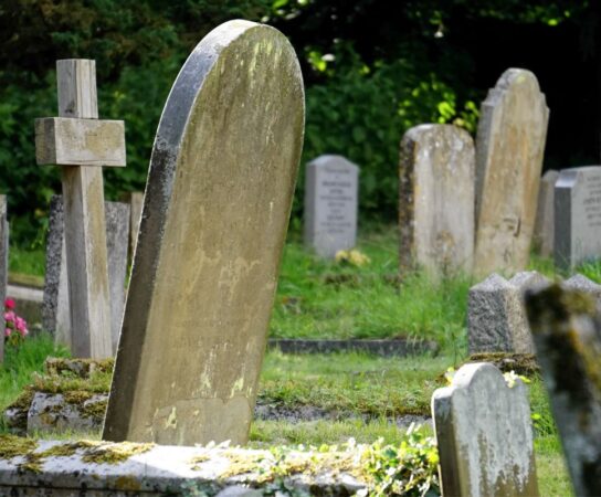 Créer un monument funéraire personnalisé : conseils et idées pour rendre hommage