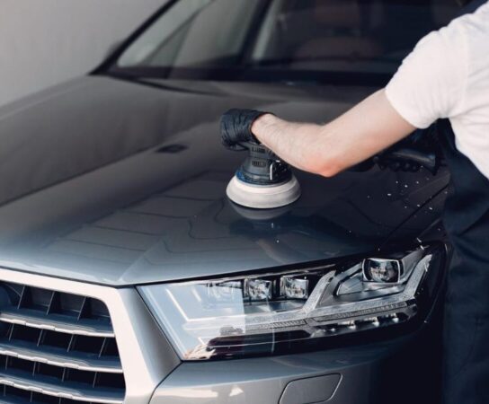 Valorisez l’éclat de votre véhicule : polissage de carrosserie et restauration des phares