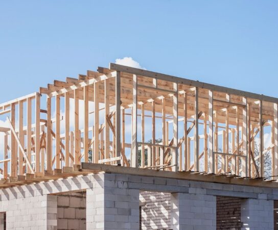 Les avantages de la charpente préfabriquée pour les projets de construction