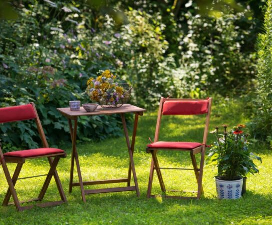 8 accessoires indispensables pour compléter votre salon de jardin et le rendre encore plus fonctionnel