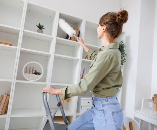 Comment utiliser les étagères et les rangements suspendus pour simplifier le nettoyage ?