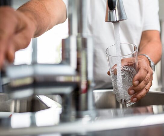 Comment maintenir une pression d&rsquo;eau constante dans une cuisine commerciale ?