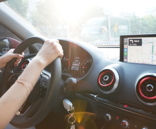 Le rôle des dispositifs d&rsquo;assistance à la conduite dans la sécurité des chauffeurs
