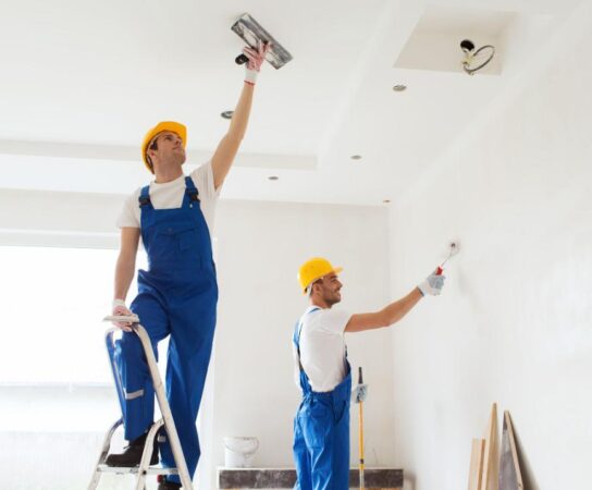 Les avantages de faire appel à un plâtrier-peintre pour vos rénovations de maison