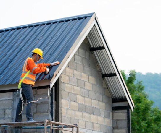 Comment les entreprises de couverture gèrent la satisfaction des clients après travaux ?