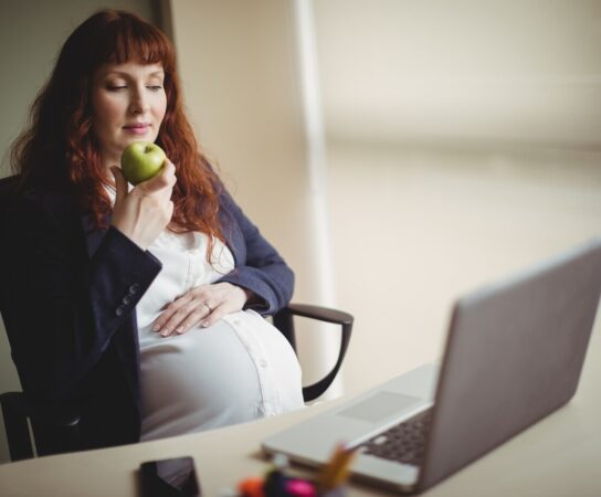 Alimentation et grossesse : quoi manger (ou éviter) au bureau ?