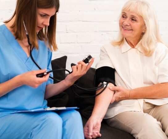 Comment choisir entre un professionnel de santé et un service à domicile ?