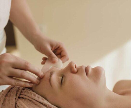 Esthéticienne : Comment elle vous aide à sublimer votre peau avant un grand événement ?