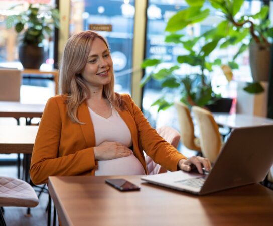 Préparer son départ en congé maternité sans stress
