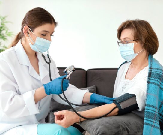 Quelles sont les différences entre les soins à domicile et en établissement ?