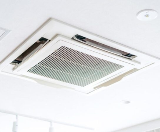 Le climatiseur plafonnier : la solution discrète et efficace pour rafraîchir votre intérieur