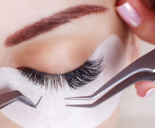 Pourquoi suivre une formation d’extension de cils est essentiel pour les professionnelles de la beauté