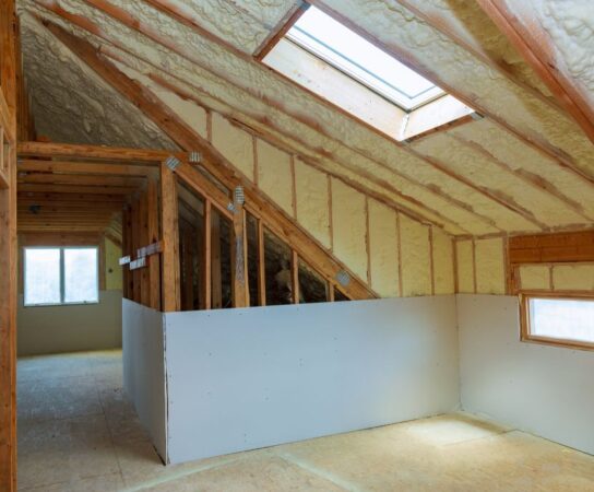 L&rsquo;importance de l&rsquo;isolation des combles pour le confort et l&rsquo;efficacité énergétique de votre maison