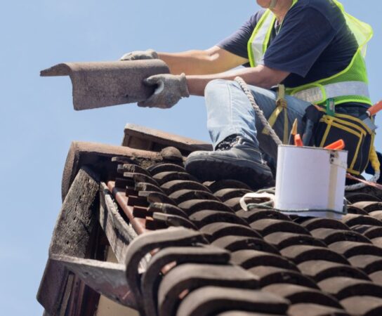 Travaux de toiture : comment reconnaître les signes d&rsquo;une rénovation nécessaire