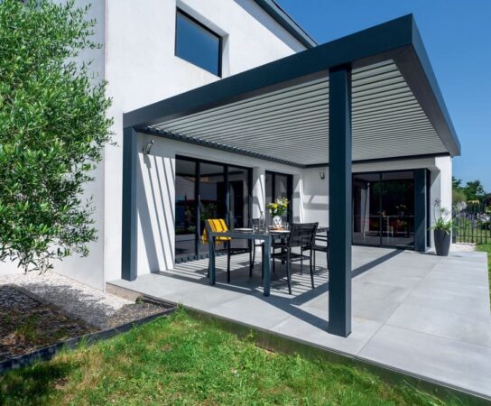 Comprendre les avantages d’une pergola bioclimatique