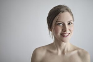 Comment la pensée positive peut littéralement transformer votre peau ?
