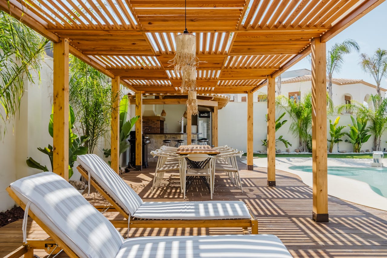 Pergolas sur mesure : idées design pour un jardin élégant – Idees Artisans