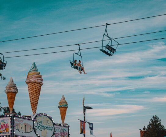 Bienfaits des parcs d’attractions pour les enfants : pourquoi y aller