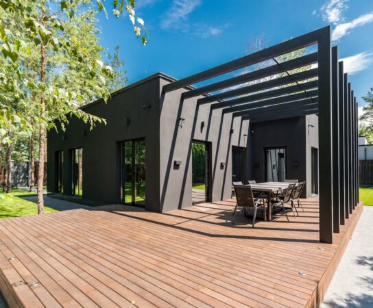 Pergolas bioclimatiques : avantages pour votre confort extérieur