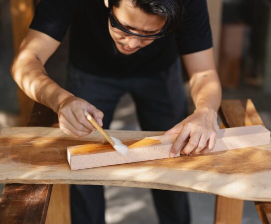 Laquage et vernissage : astuces pour un rendu professionnel