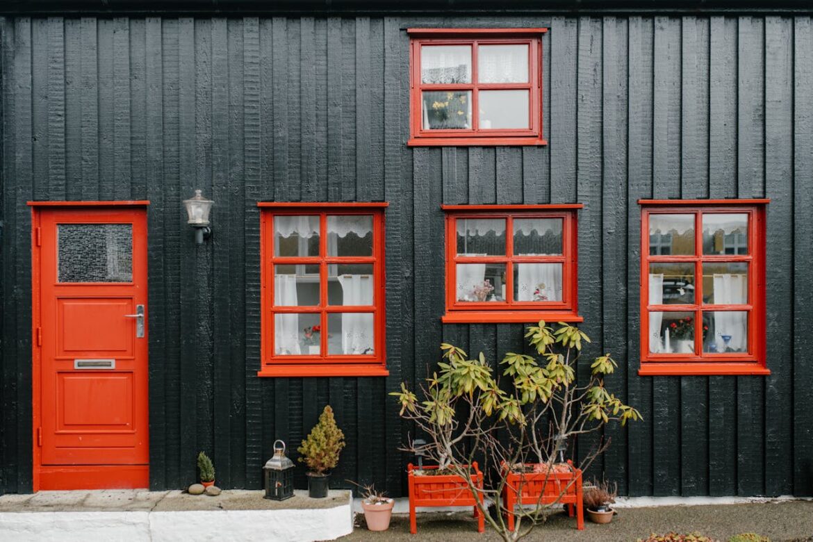 Bardage en bois : protections indispensables contre l’humidité