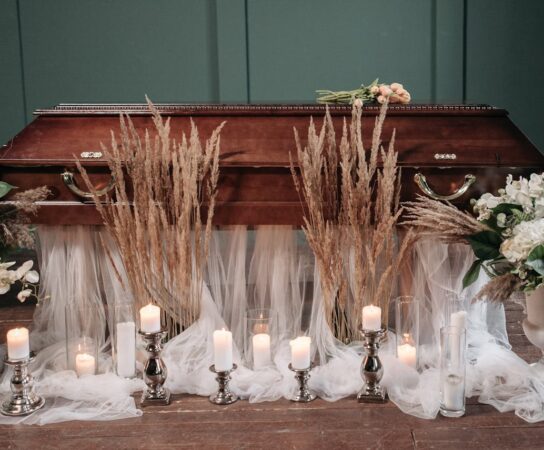 Fleurs funéraire : choisir des compositions qui rendent hommage