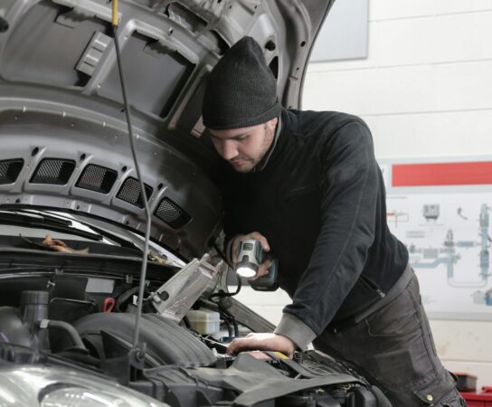 Auto moto : quels entretiens réaliser soi-même en toute sécurité