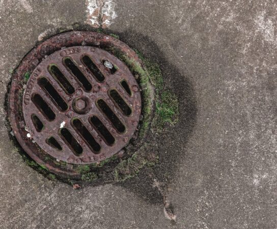 Débouchage de drains : solutions rapides avant l’intervention pro