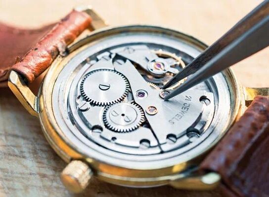Réparer une montre mécanique qui s’arrête : les 5 étapes incontournables