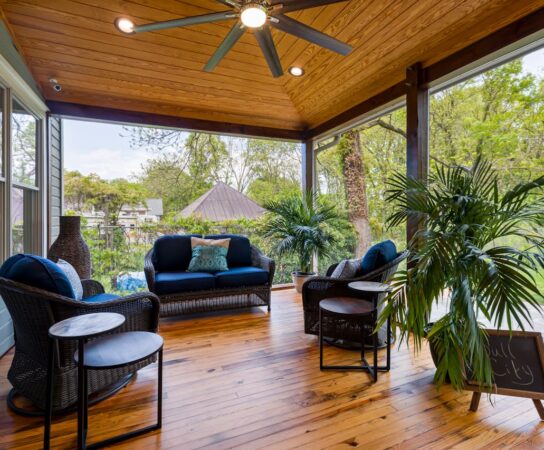 Terrasse : réduire l’entretien grâce au bon revêtement